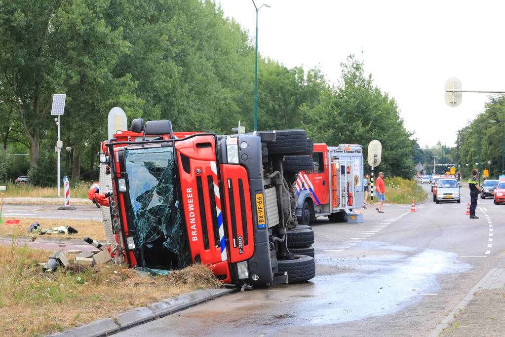 Brandweerwagen op zijn kant