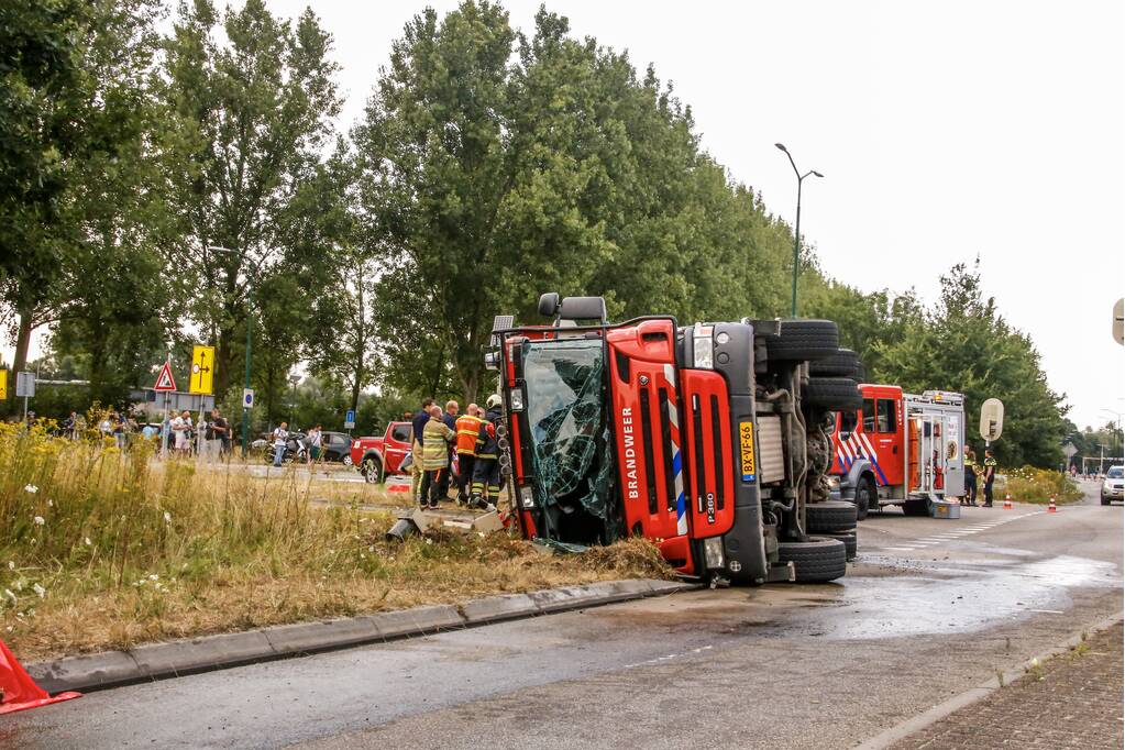 Brandweerwagen op zijn kant