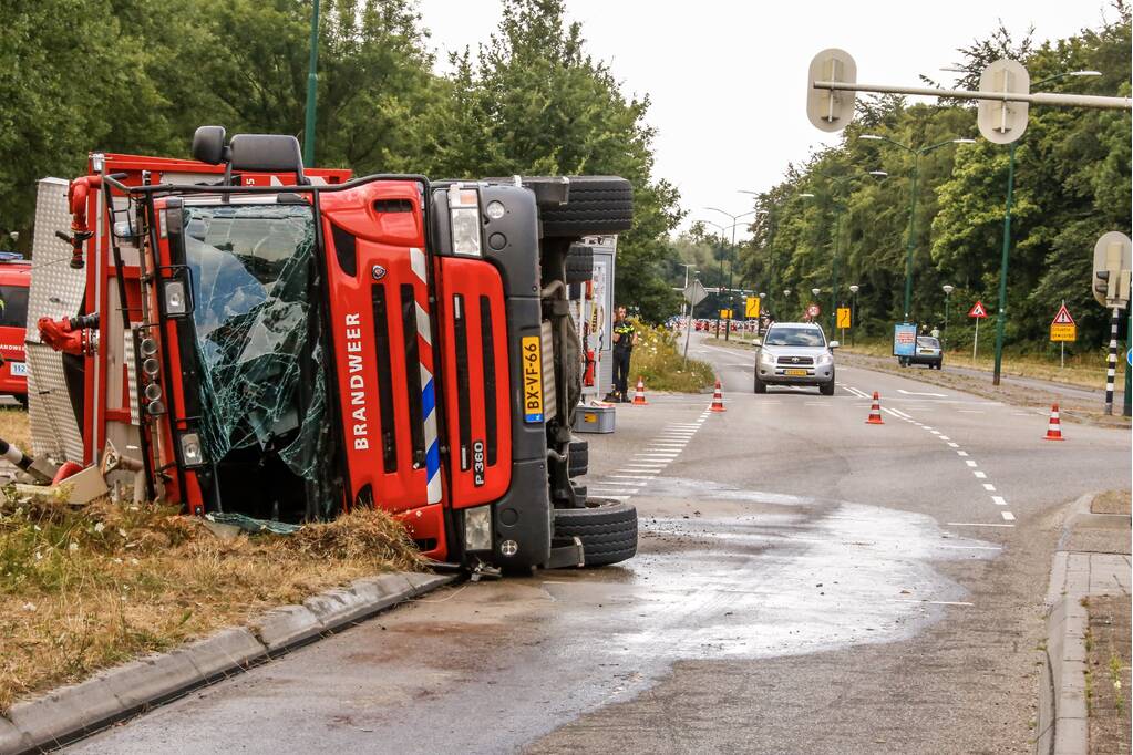 Brandweerwagen op zijn kant