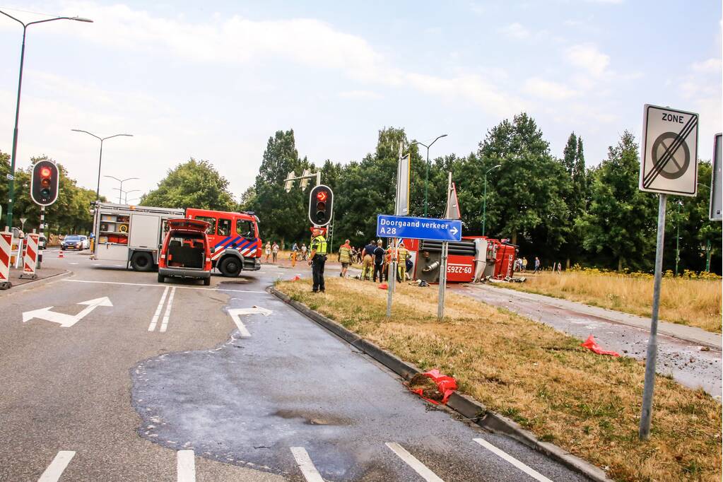 Brandweerwagen op zijn kant