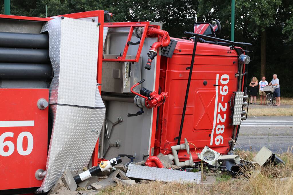 Brandweerwagen op zijn kant