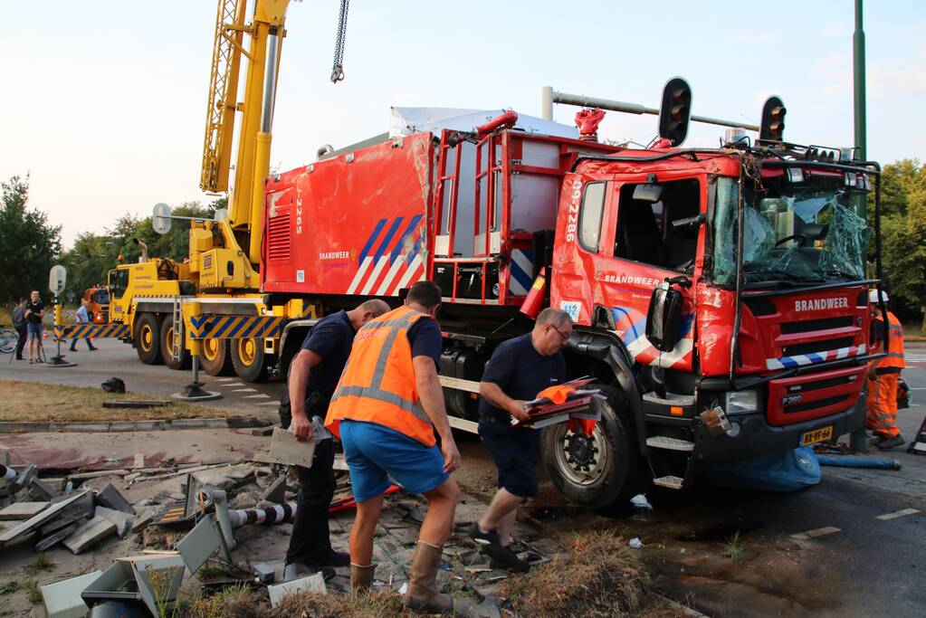 Brandweerwagen op zijn kant