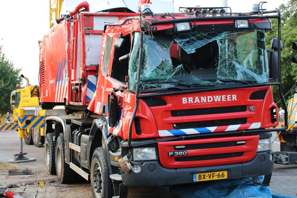 Brandweerwagen op zijn kant