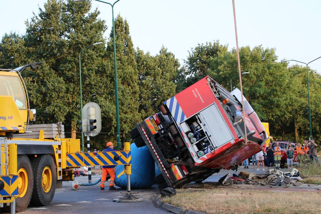 Brandweerwagen op zijn kant