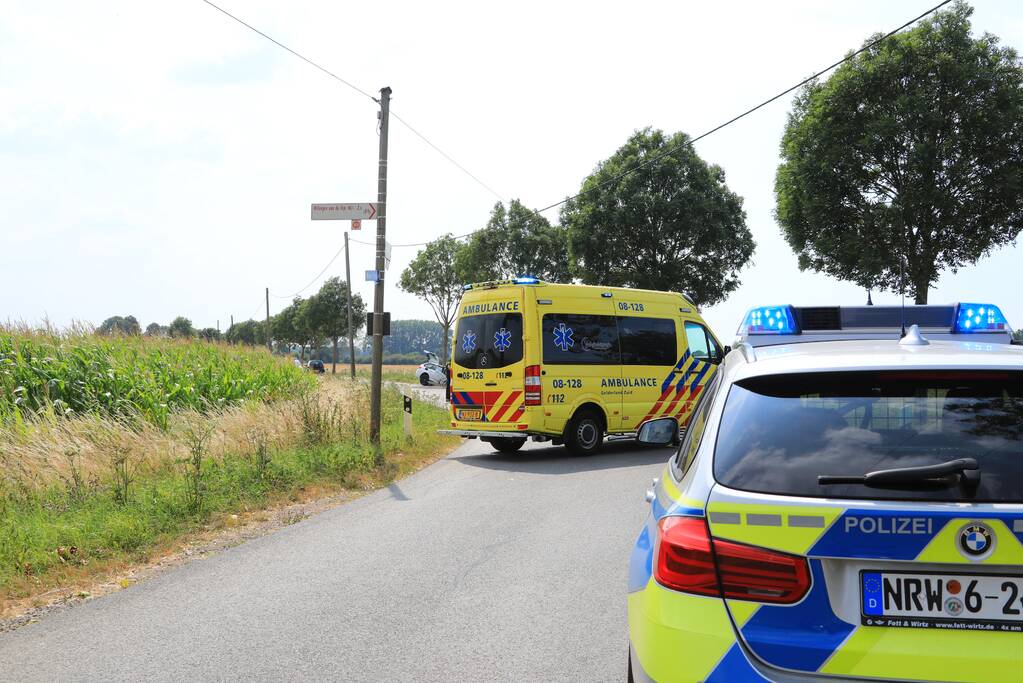 Veel schade na botsing tegen boom