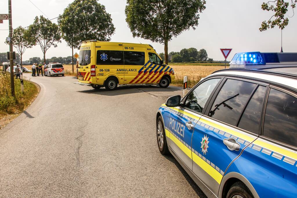 Veel schade na botsing tegen boom