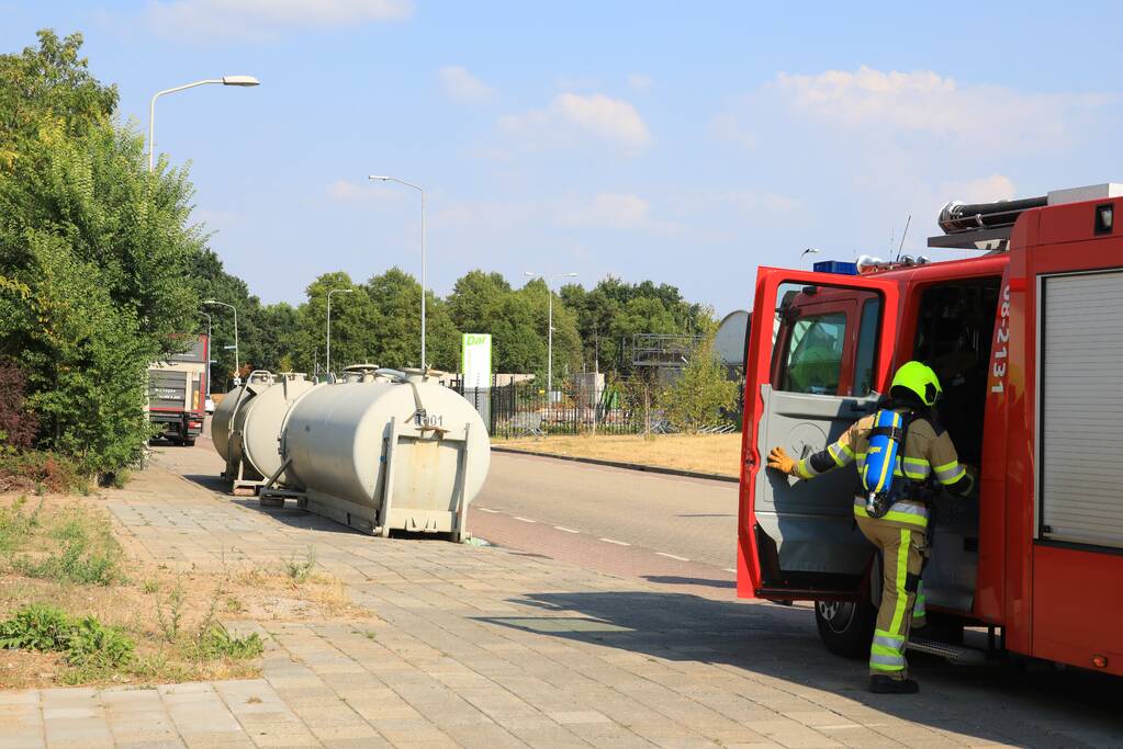 Straat afgesloten door lekkende tanks