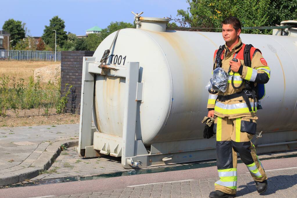 Straat afgesloten door lekkende tanks