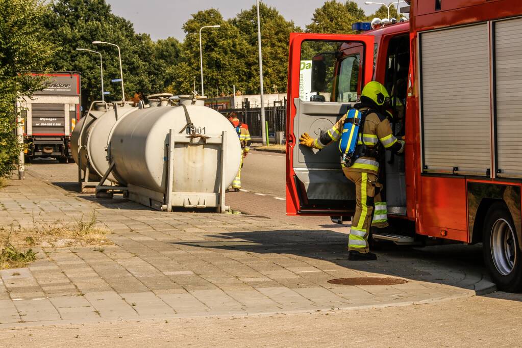 Straat afgesloten door lekkende tanks