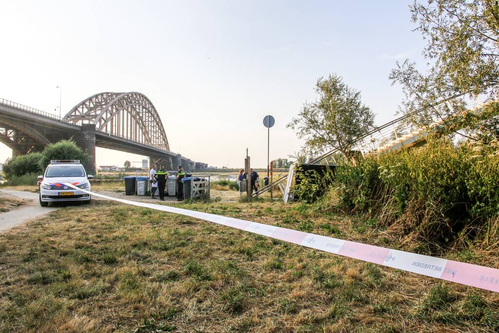 Stoffelijk overschot aangetroffen onder wandelbrug