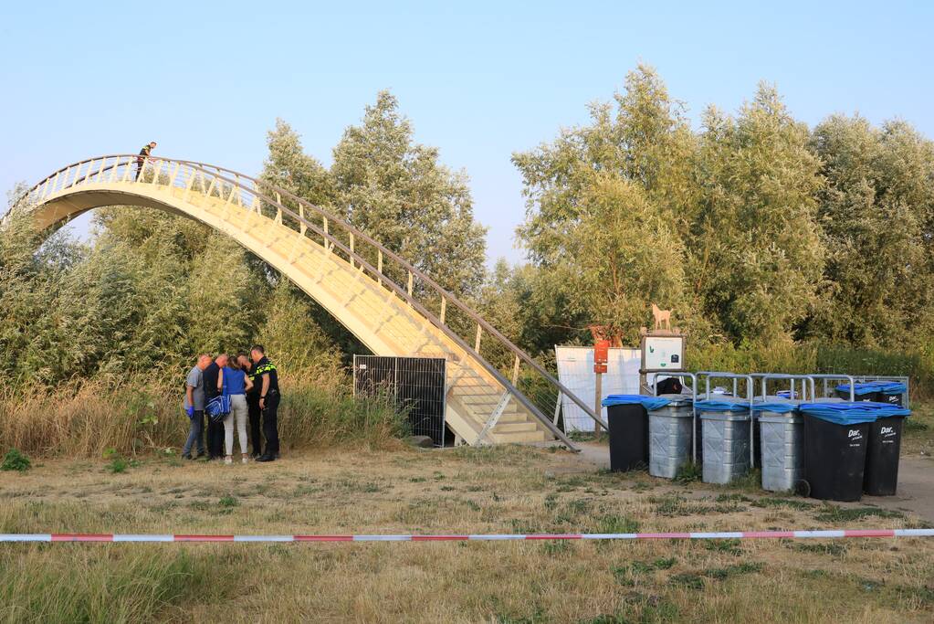 Stoffelijk overschot aangetroffen onder wandelbrug