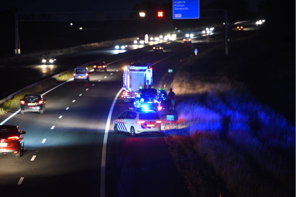 Brandweer blust autobrand