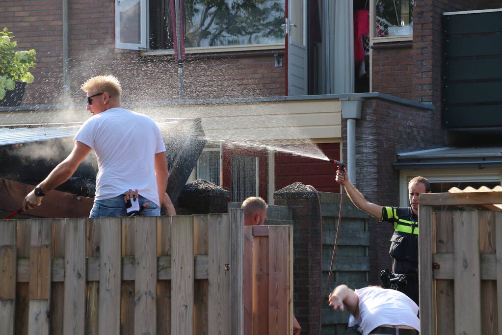 Bewoners en politie blussen schuurbrand