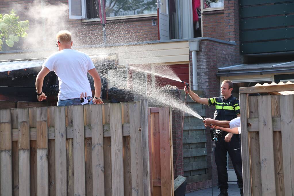 Bewoners en politie blussen schuurbrand