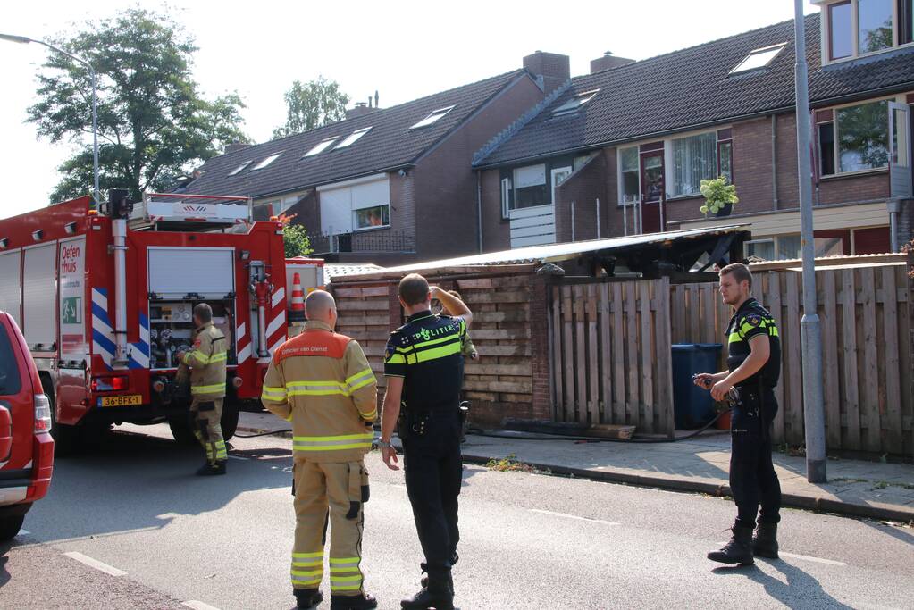 Bewoners en politie blussen schuurbrand