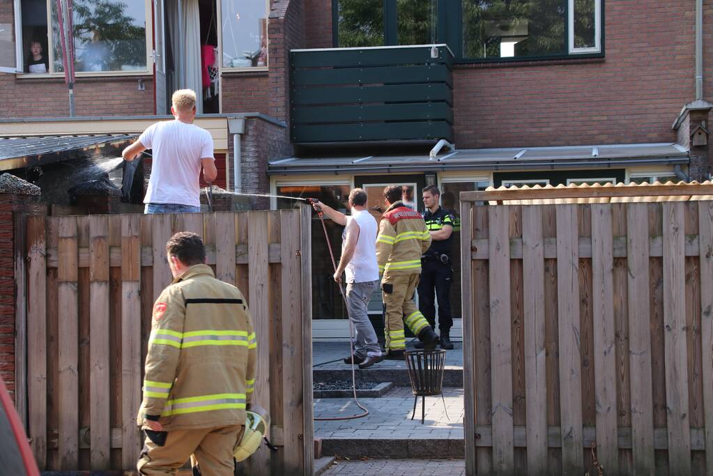 Bewoners en politie blussen schuurbrand
