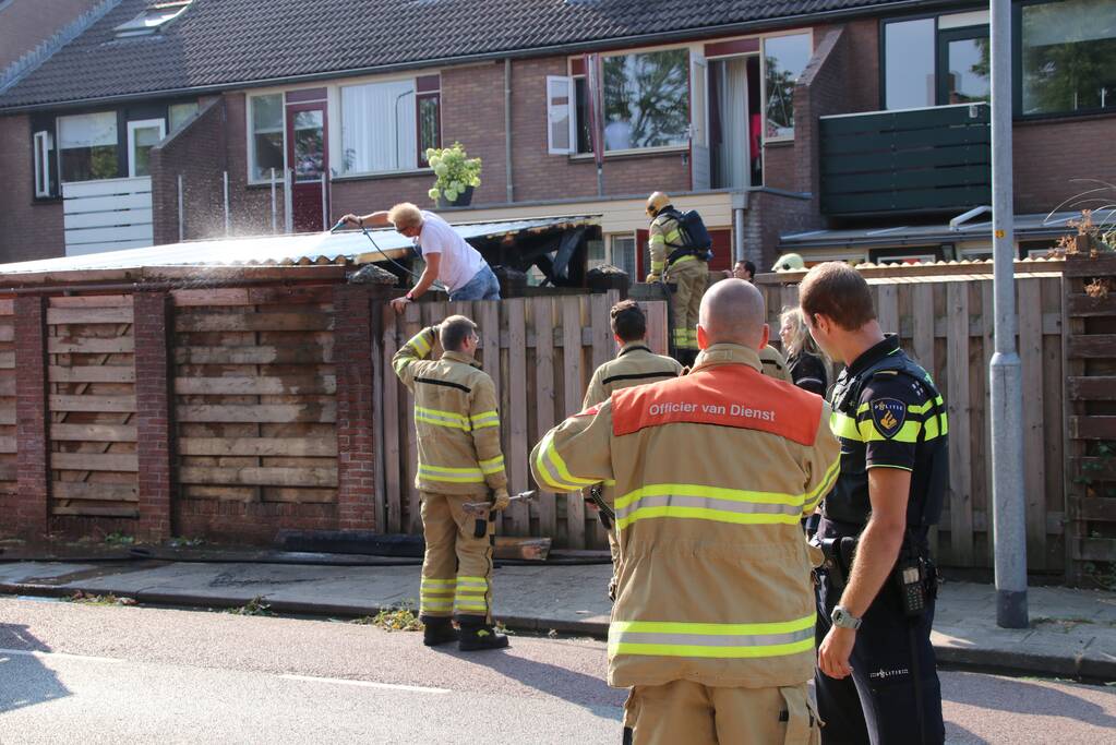 Bewoners en politie blussen schuurbrand