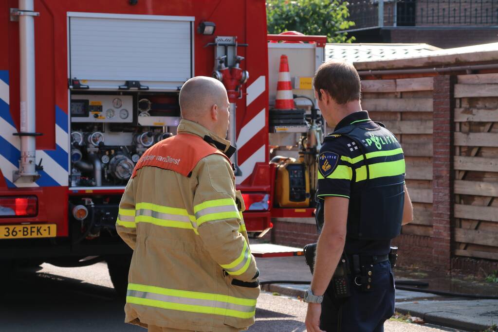 Bewoners en politie blussen schuurbrand