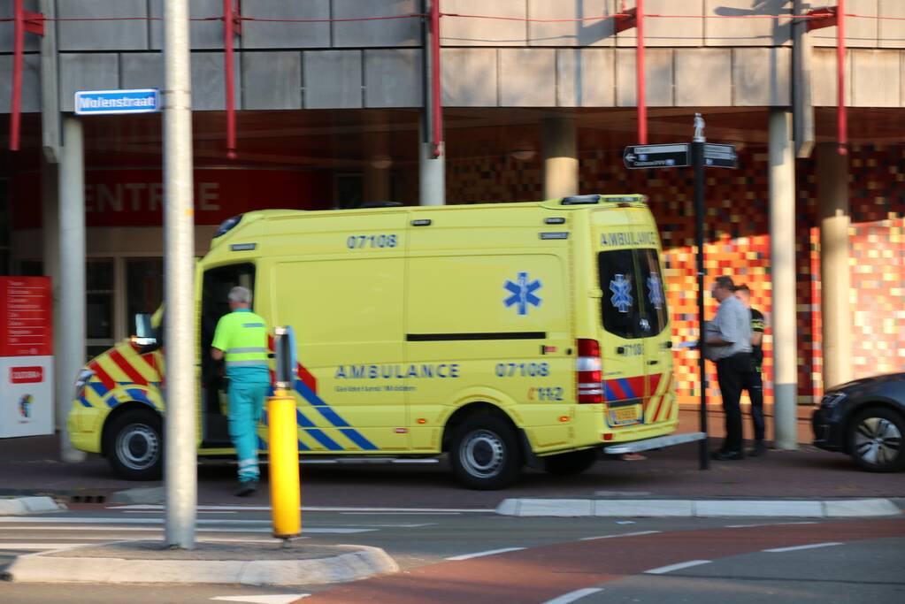 Fietser gewond na voorrangsfout op rotonde