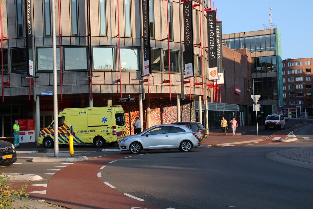 Fietser gewond na voorrangsfout op rotonde
