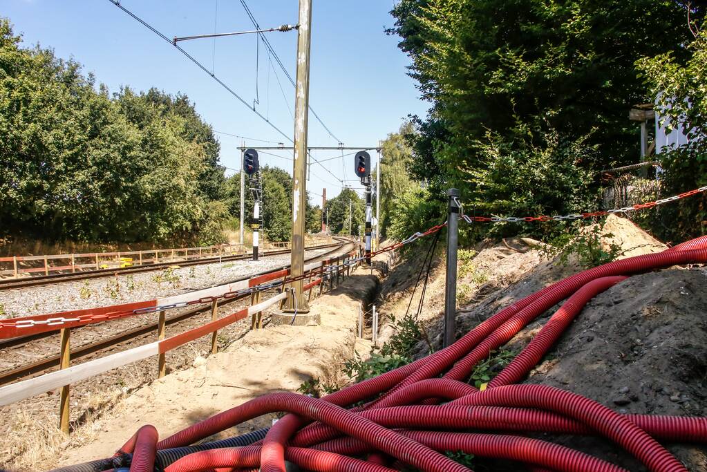 Overwegstoring na graafwerkzaamheden langs het spoor