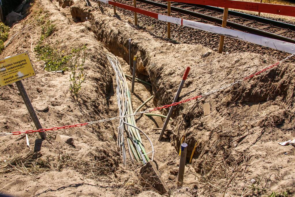 Overwegstoring na graafwerkzaamheden langs het spoor