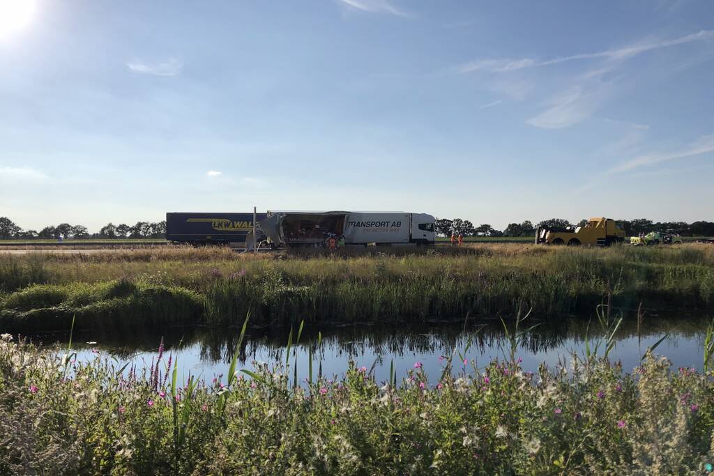 Vrachtwagen verliest lading tomaten