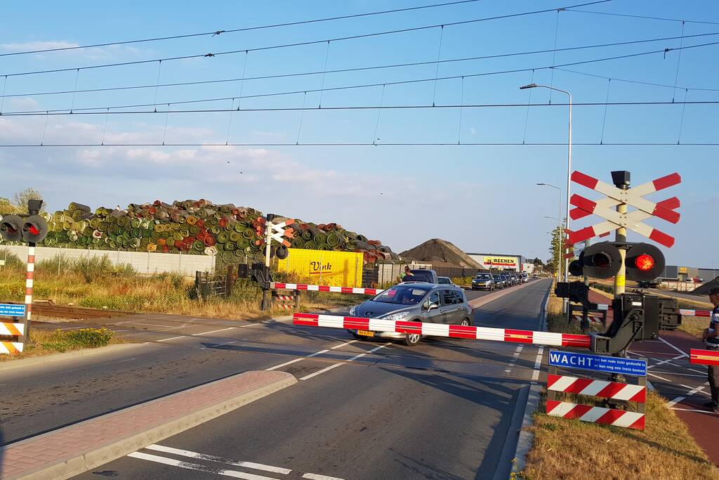 Automobilisten rijden door gesloten spoorbomen bij storing