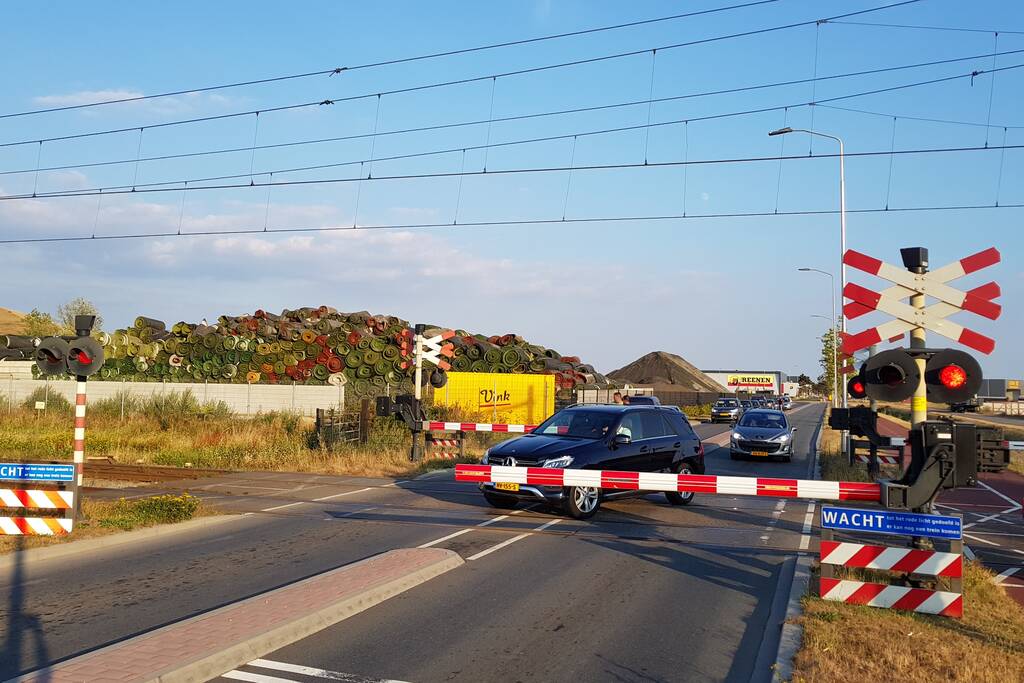 Automobilisten rijden door gesloten spoorbomen bij storing