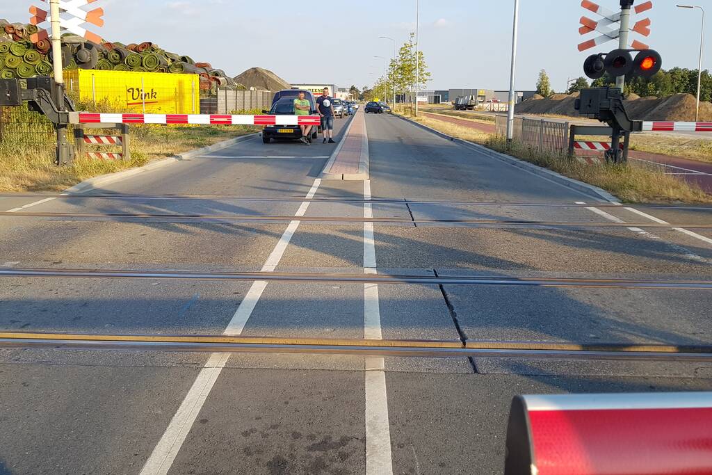 Automobilisten rijden door gesloten spoorbomen bij storing