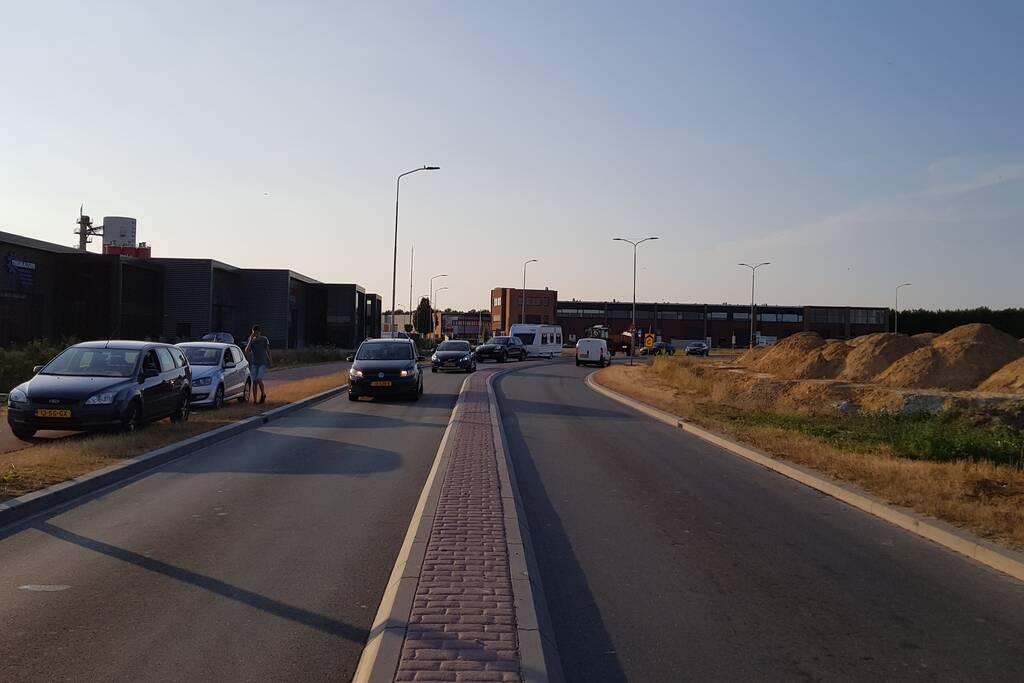 Automobilisten rijden door gesloten spoorbomen bij storing