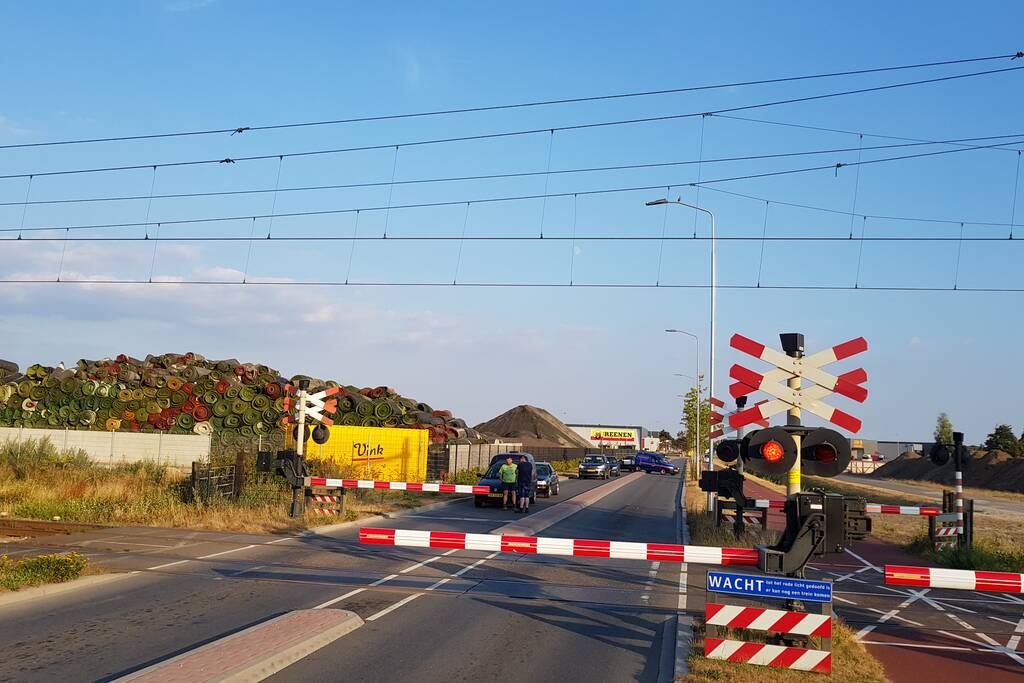 Automobilisten rijden door gesloten spoorbomen bij storing