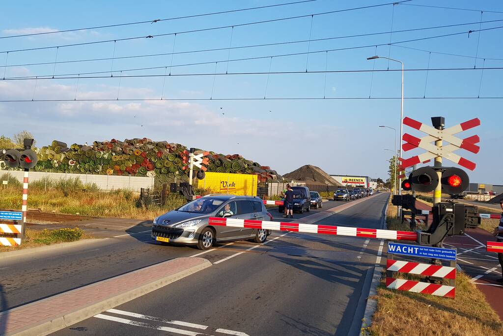 Automobilisten rijden door gesloten spoorbomen bij storing