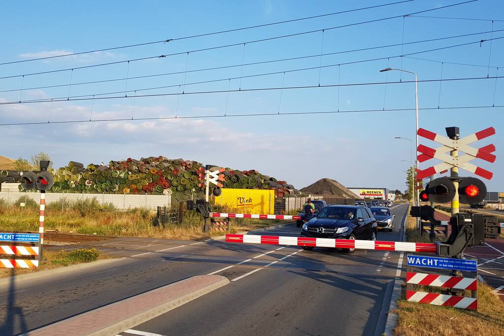 Automobilisten rijden door gesloten spoorbomen bij storing