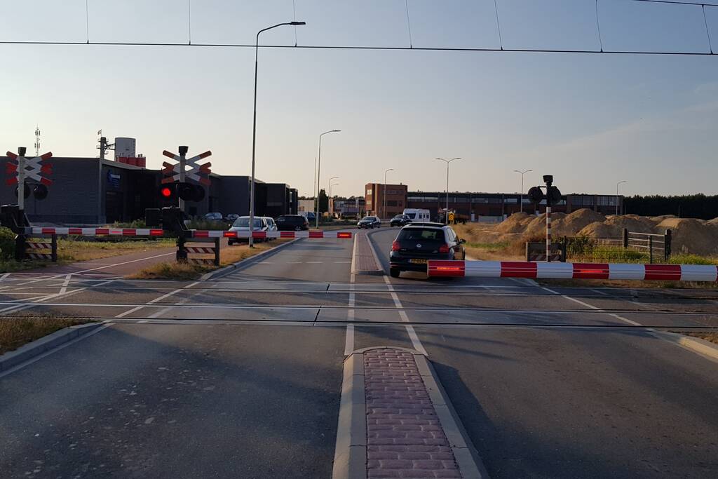 Automobilisten rijden door gesloten spoorbomen bij storing