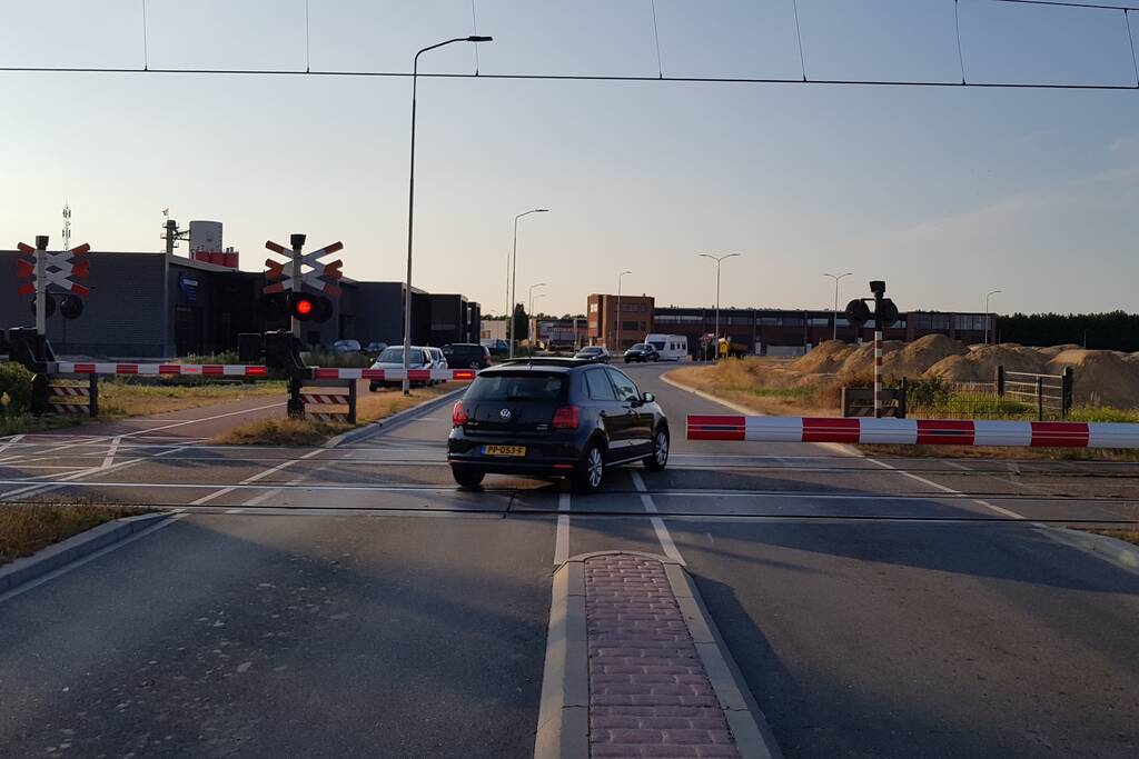 Automobilisten rijden door gesloten spoorbomen bij storing