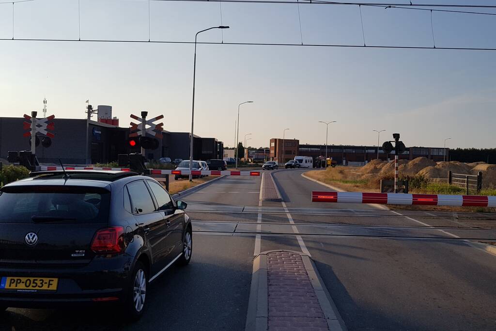 Automobilisten rijden door gesloten spoorbomen bij storing