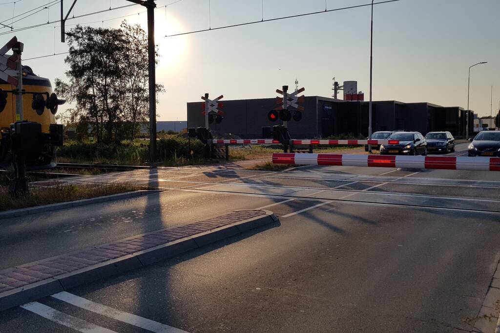Automobilisten rijden door gesloten spoorbomen bij storing