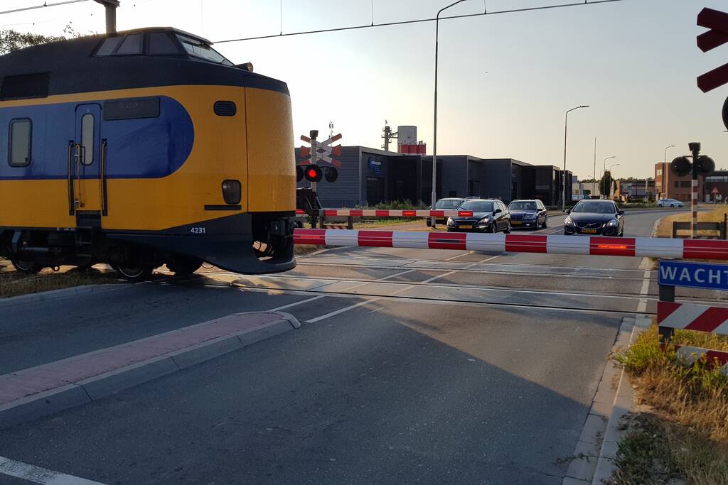 Automobilisten rijden door gesloten spoorbomen bij storing