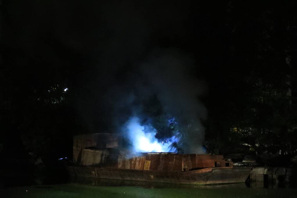 Uitslaande brand op woonboot