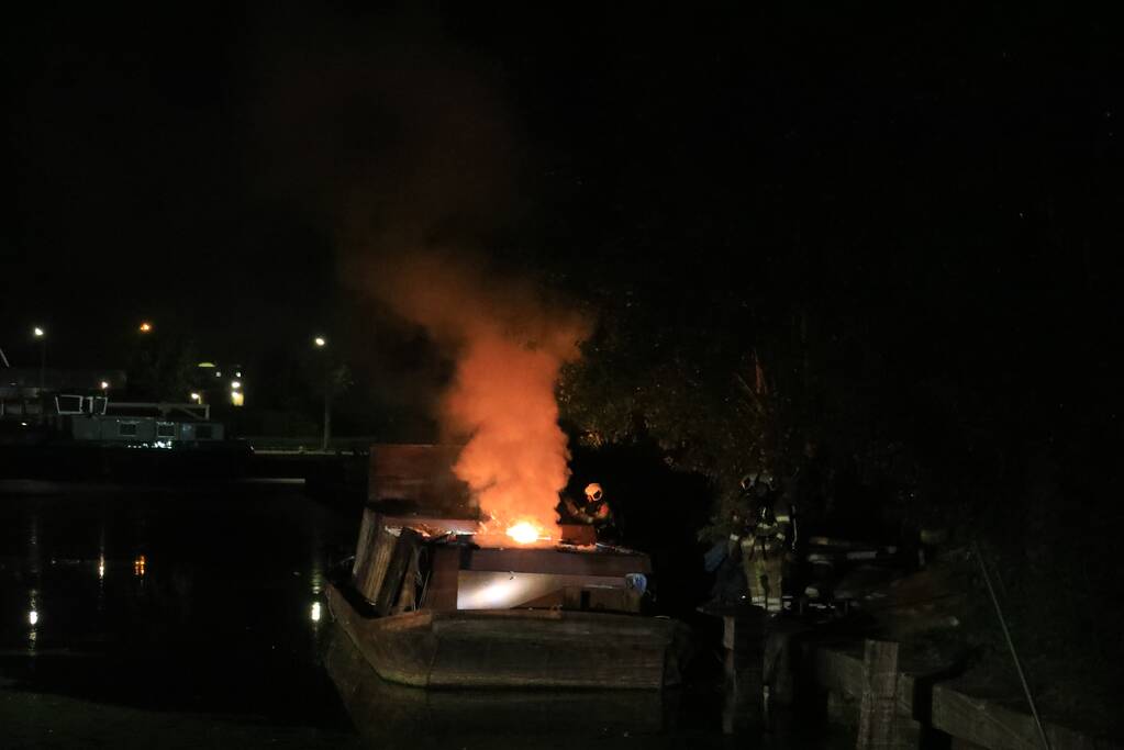 Uitslaande brand op woonboot