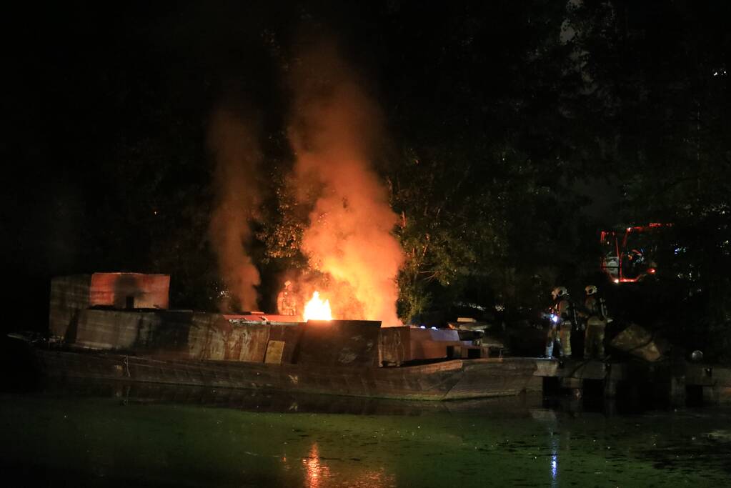 Uitslaande brand op woonboot