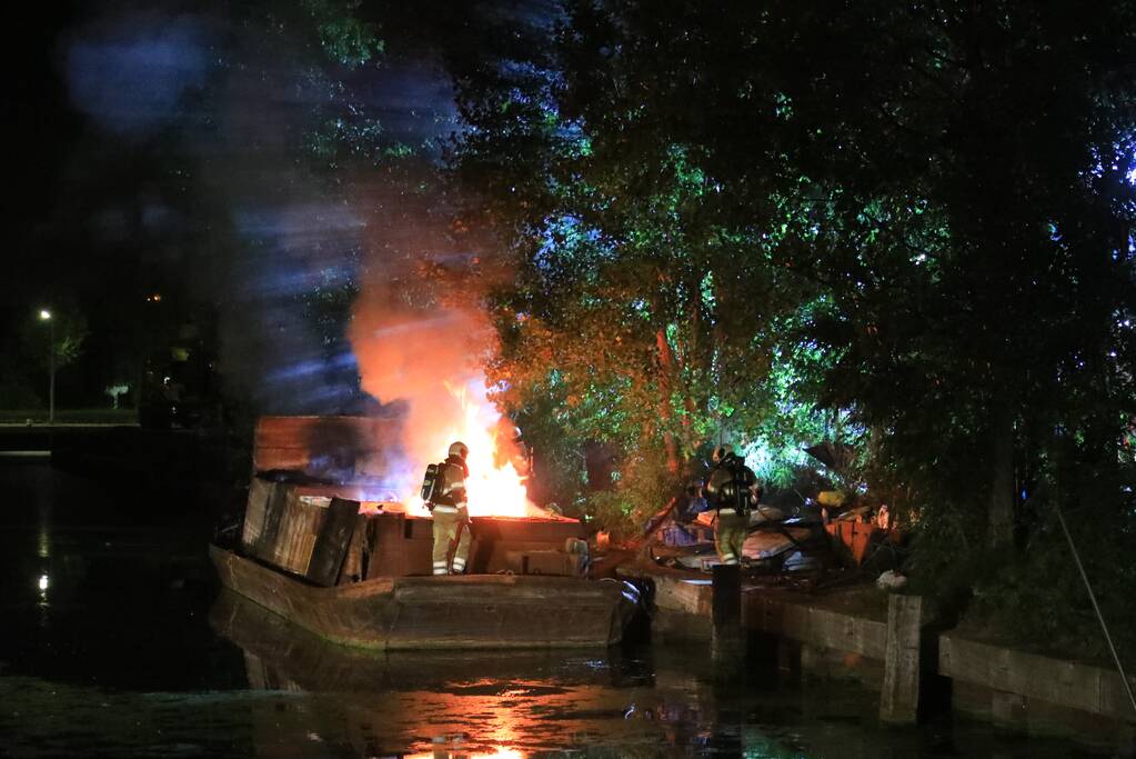 Uitslaande brand op woonboot