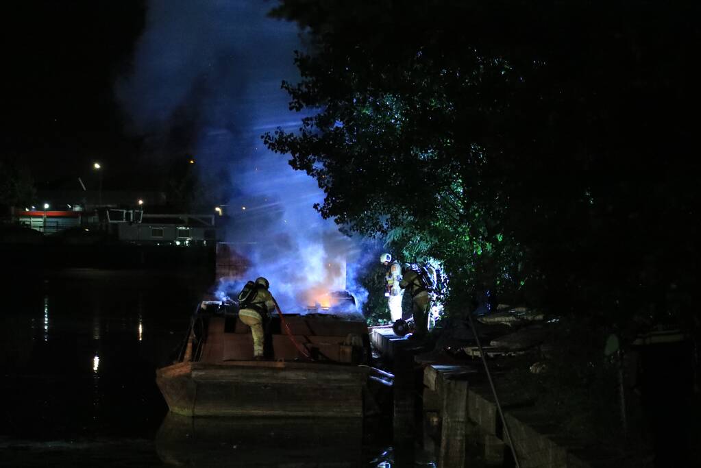 Uitslaande brand op woonboot