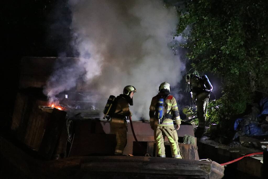 Uitslaande brand op woonboot