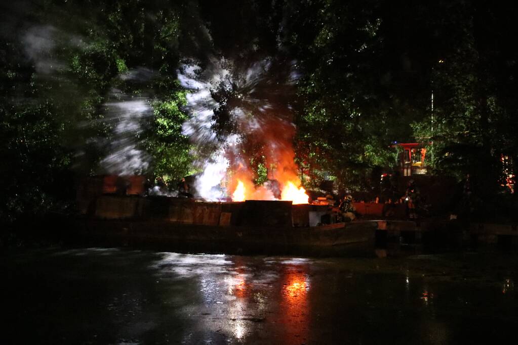 Uitslaande brand op woonboot