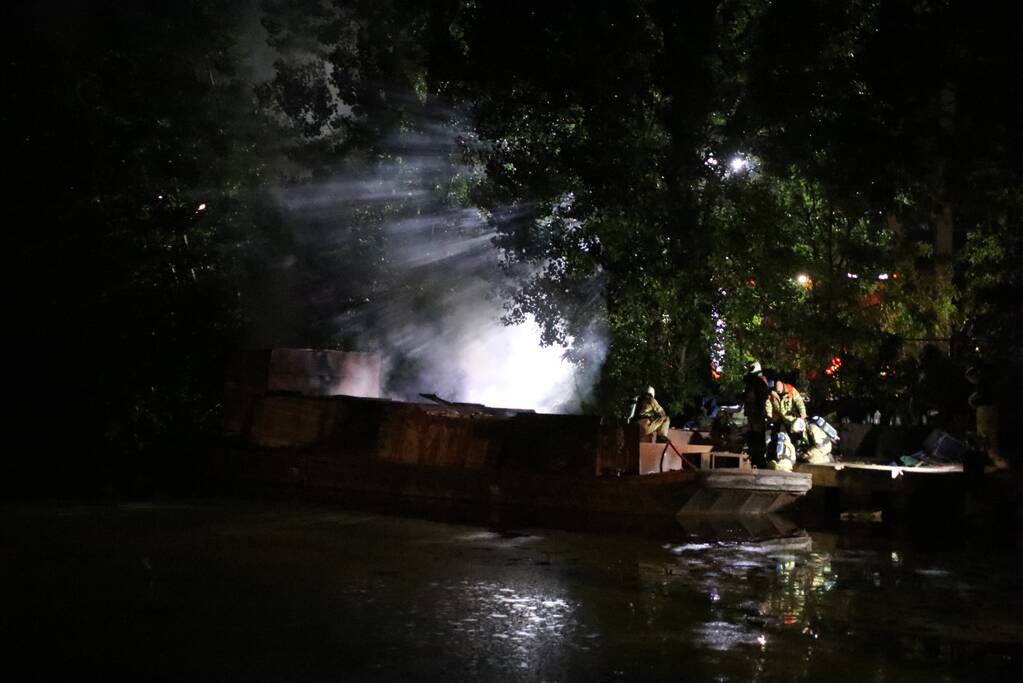 Uitslaande brand op woonboot