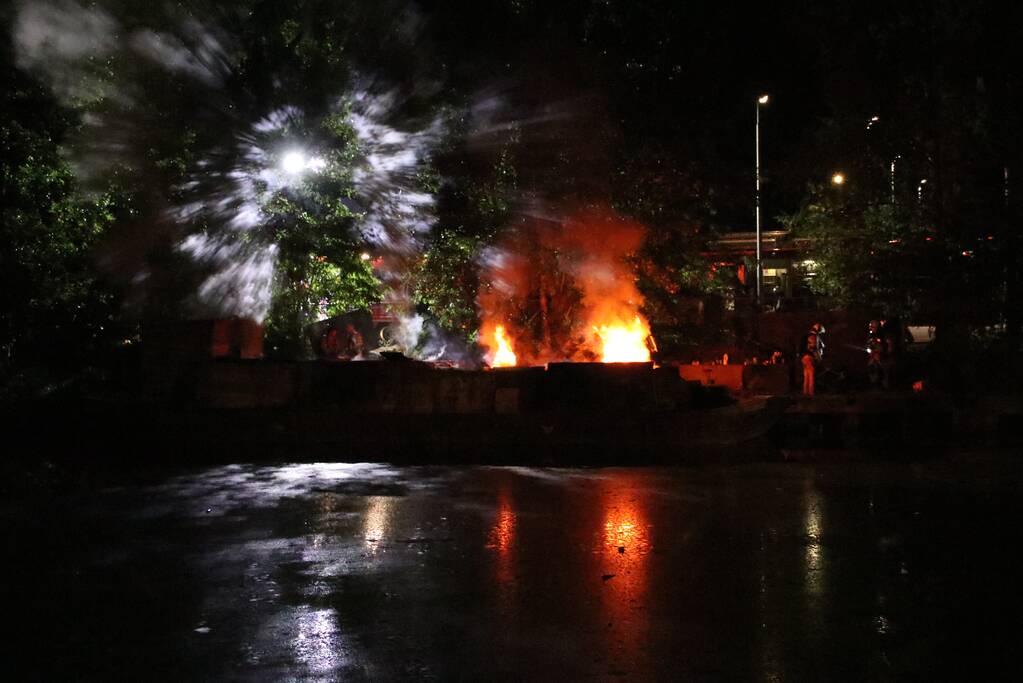 Uitslaande brand op woonboot