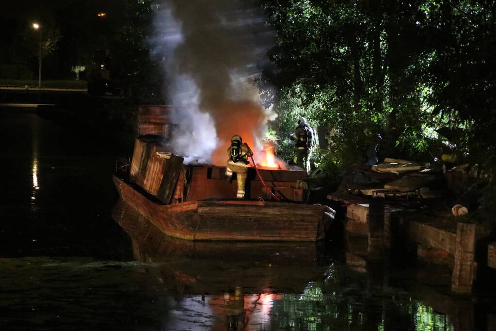 Uitslaande brand op woonboot