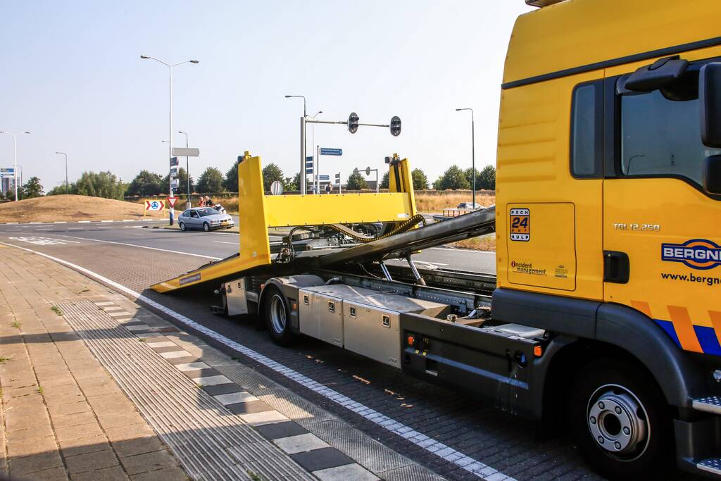 Twee auto's botsen op rotonde